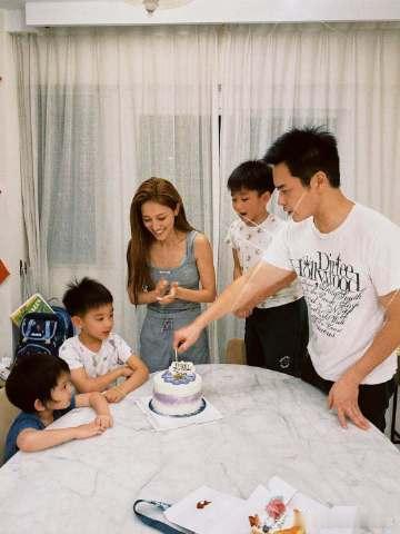 陈凯琳生日晒全家合照陈凯琳生日晒夫妻合照 陈凯琳生日晒了和老公还有全家的庆生合照