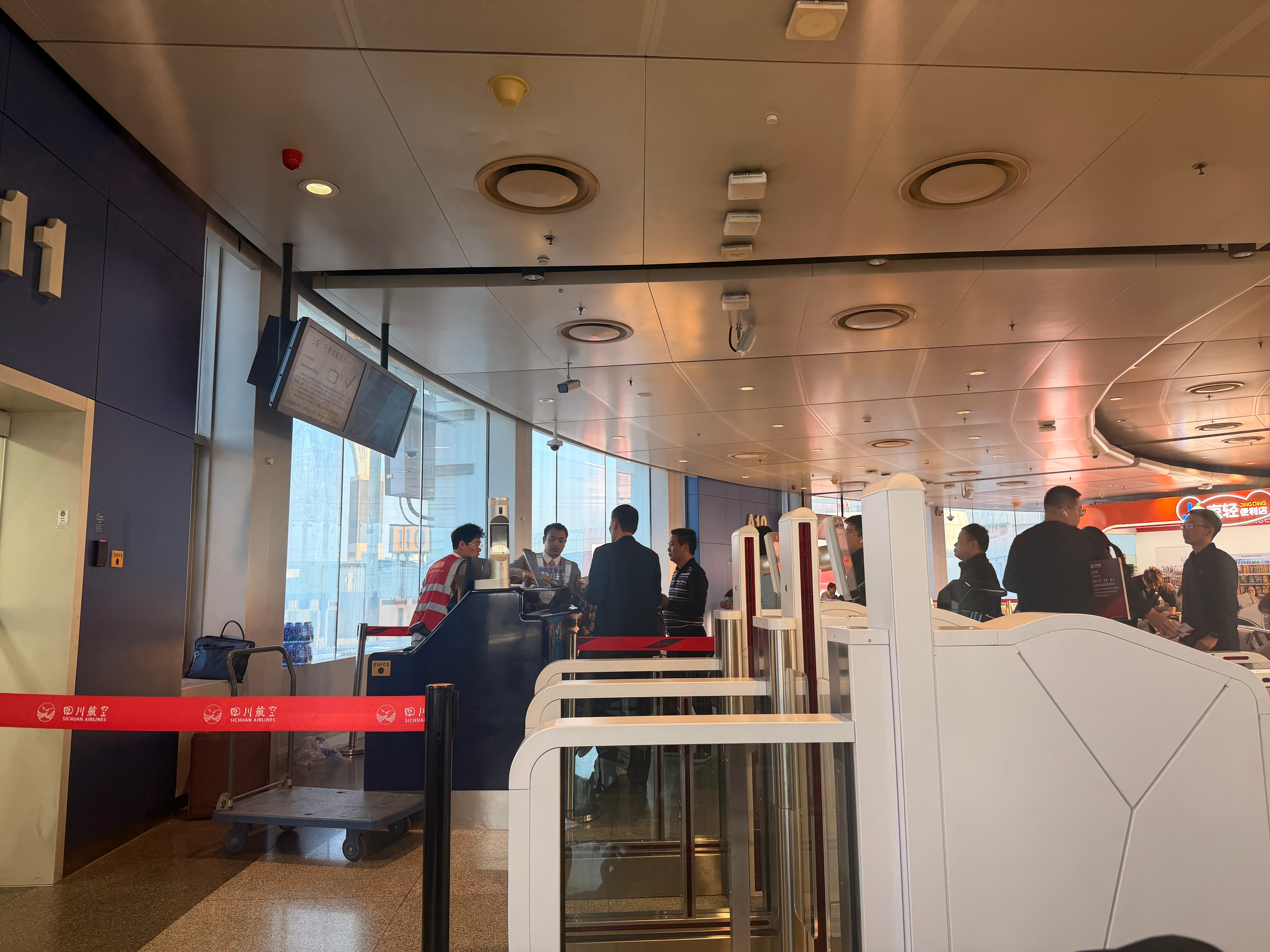 发放食物和水了，这可咋整我今天还能飞深圳么？ 北京·首都机场T1航站楼