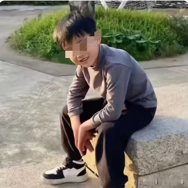 看完广西柳州这个小男孩的故事，心里堵得很难受。八岁本该是撒娇耍脾气的年纪，可他的