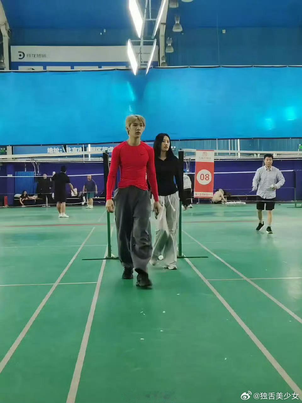 荣梓杉黄毛红秋衣荣梓杉冲女生身上杀球这是什么穿搭and迷惑行为荣梓杉李禹熹凌晨在