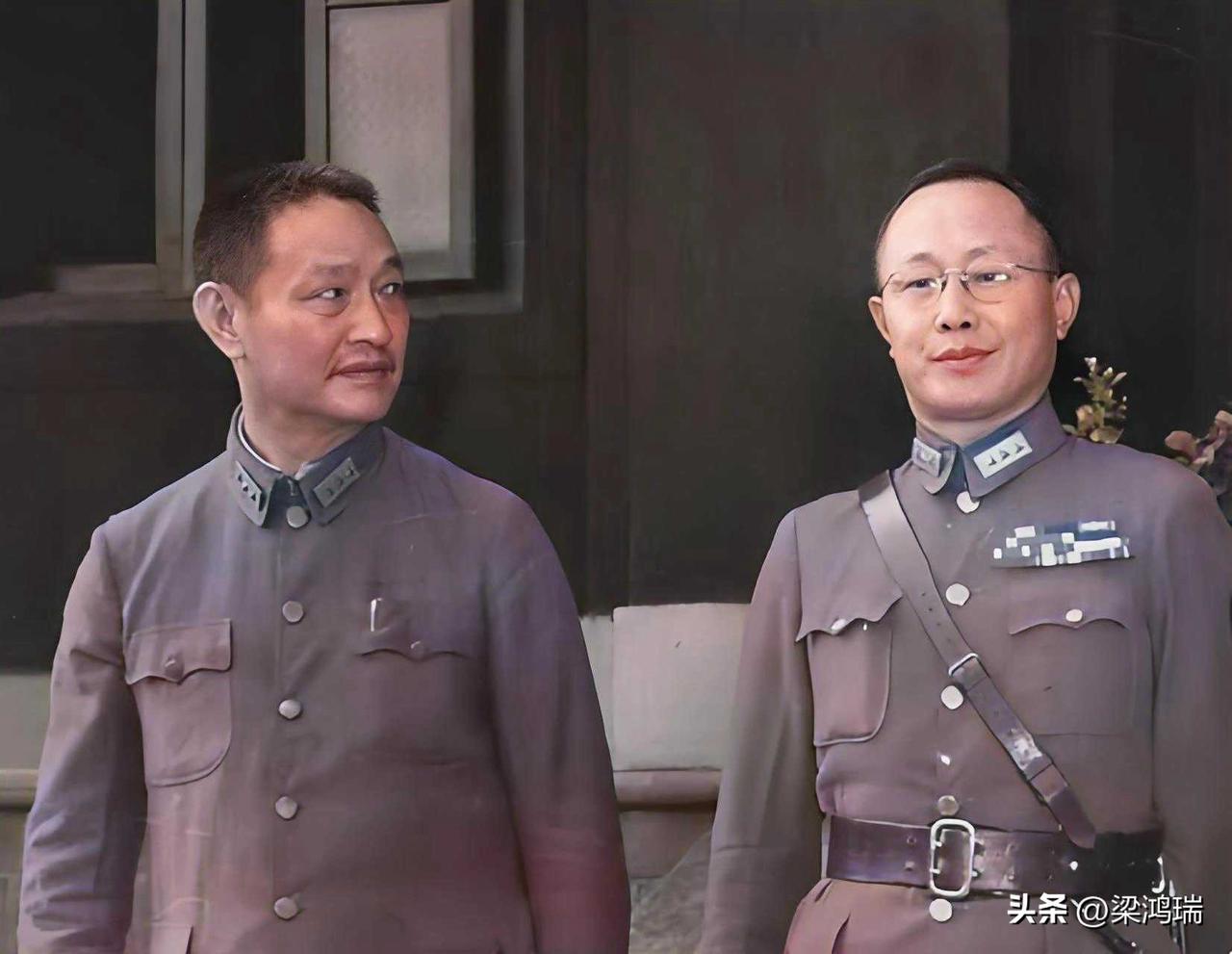 这张照片拍摄于1945年抗战胜利后不久的重庆，图中两位人物分别是程潜（左）与何应