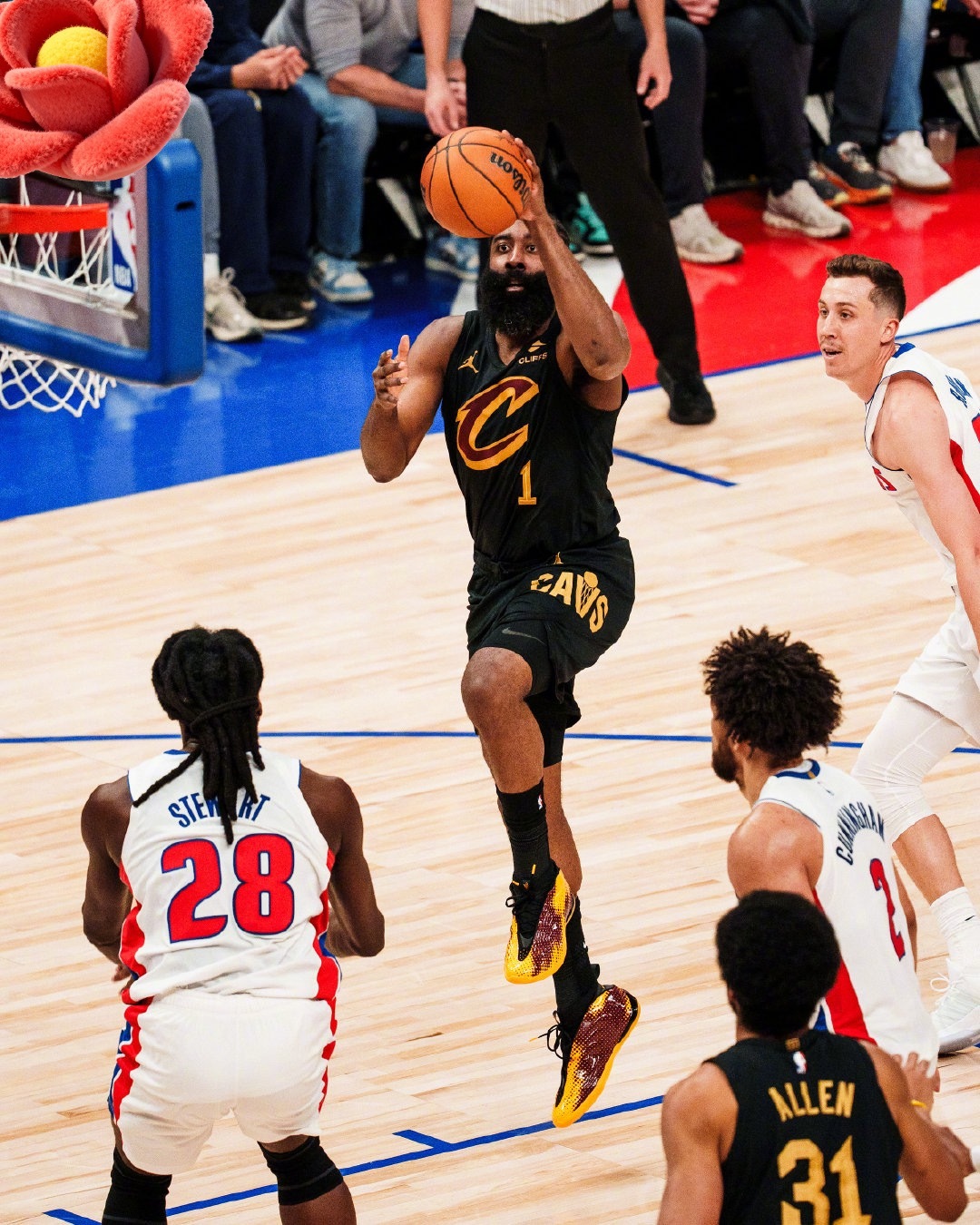 骑士vs活塞骑士vs活塞 北京时间5月6日，NBA东部半决赛G1，活塞主场111