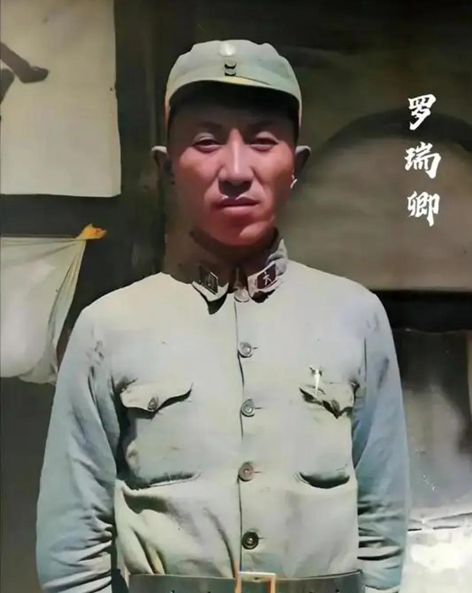 1933 年中央苏区，两名红军干部吃完药片突然发狂，满地奔走、心口灼痛大喊。当时