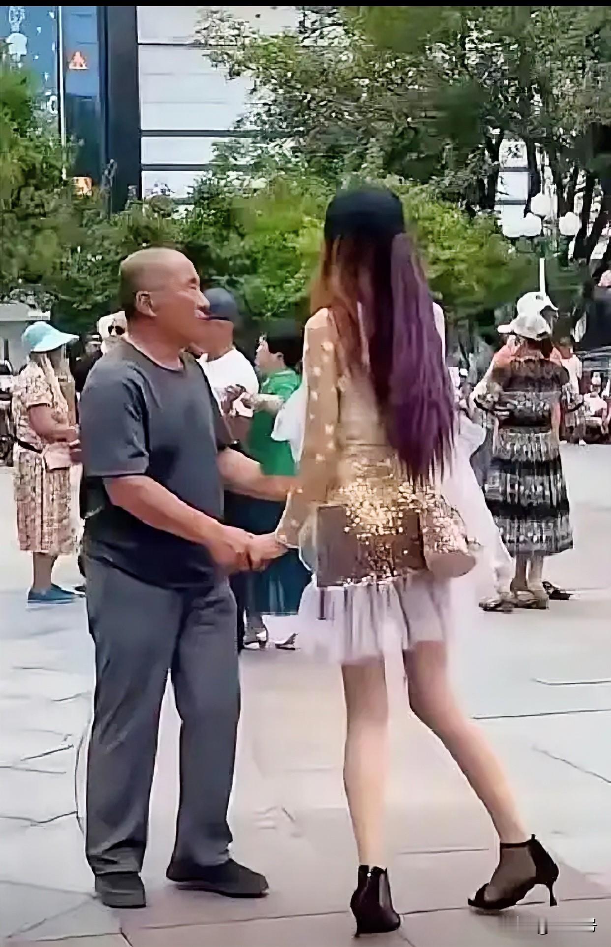 后观风姿绰约[击掌]
前看一泻千里[笑哭]

既然拍后，何又拍前[捂脸]
微胖丰