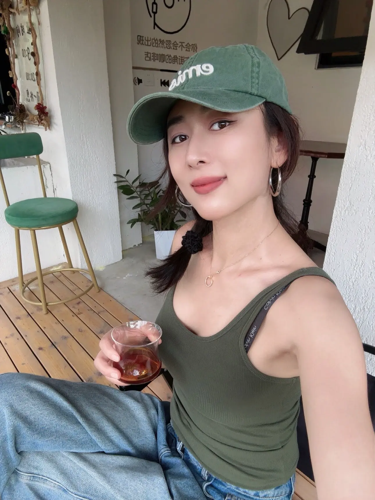 人犯错误，多半是该用真情时太过动脑筋，而在该用脑筋时又太感情用事。