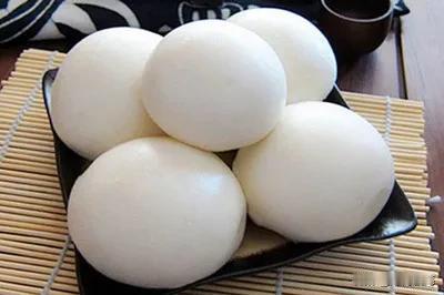 我是一个北方人，几乎每天都要吃馒头。

今天闲着没事，我算了笔账，我们一家四口人
