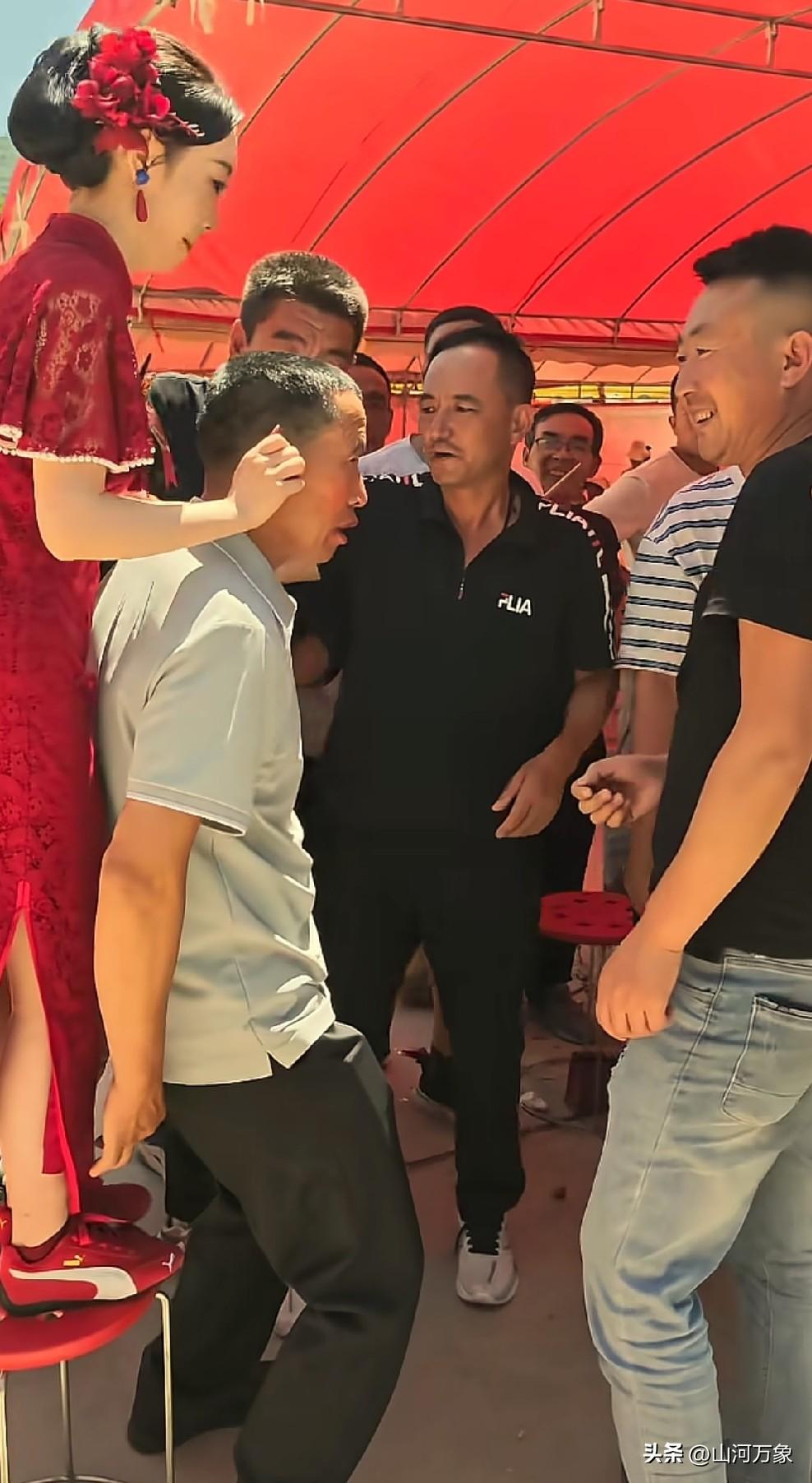 孩子结婚，公公背着儿媳妇围着院子转一圈。这是哪里的地方风俗，有什么寓意吗？