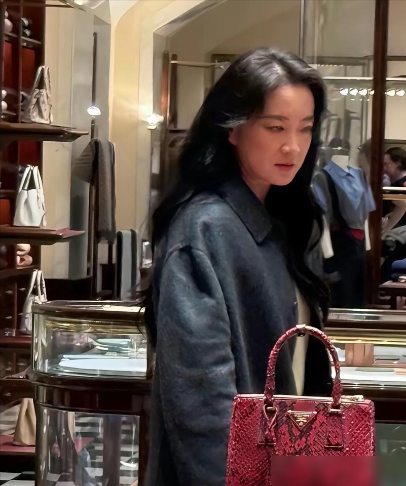 以为大碗娱乐塌房的都歇了吧，贾玲这是把灶台拆了改火药库。

股权收成百分之百，亲