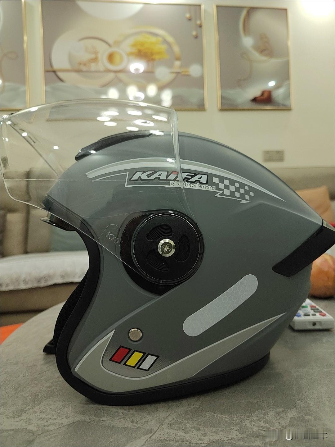 说实话如果按照现行规定电动车每小时限速15公里的标准，电动车带头盔完全是多此一举