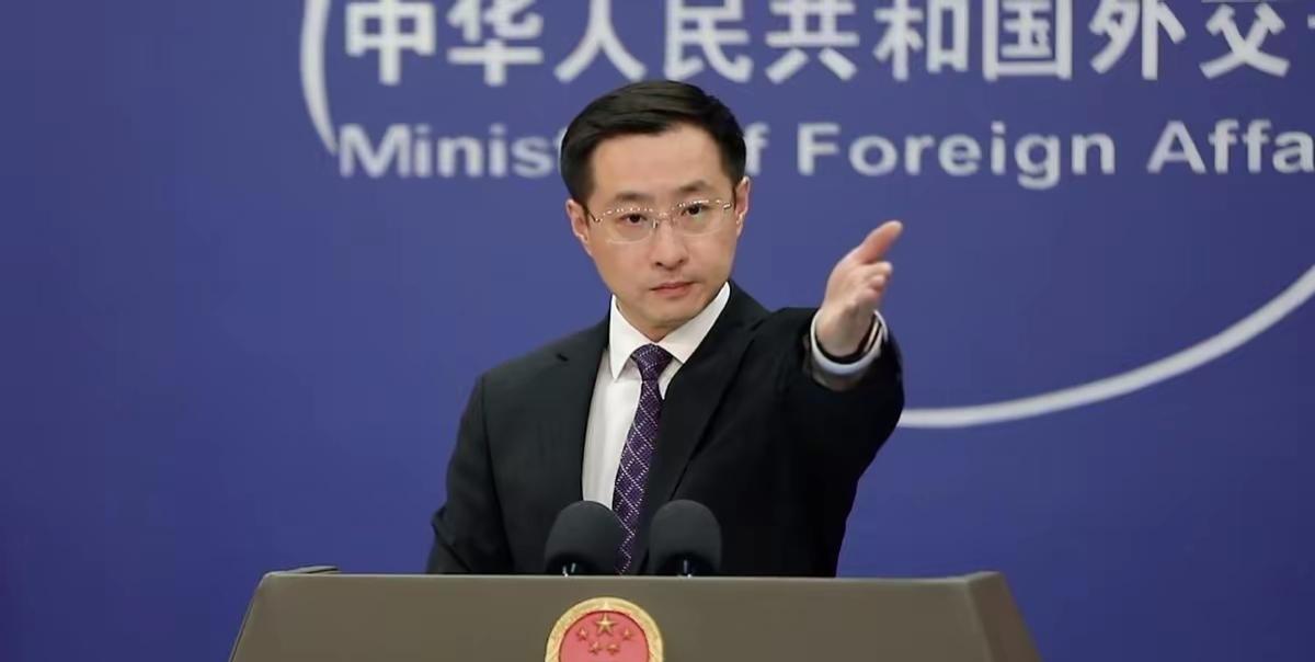 中美关系对全球经济影响巨大。从贸易角度看，中美贸易摩擦曾让全球产业链和供应链陷入