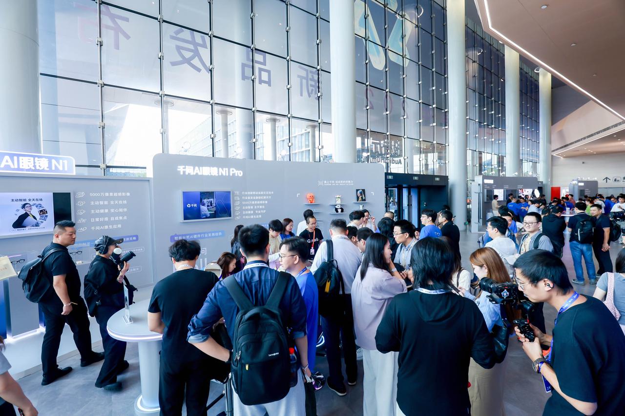 科技发展进入2026年下半场，风向明显变了！

戴设备火了十几年，干的活其实一直