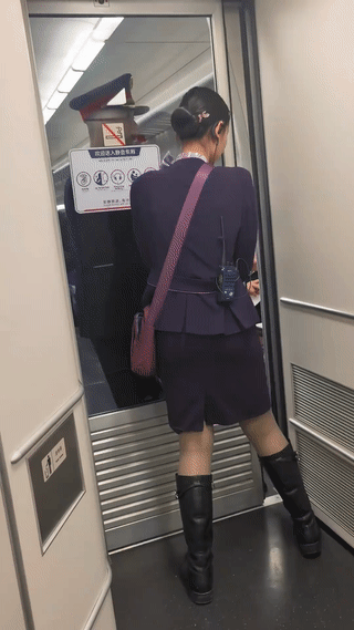 高铁车厢里的玻璃门突然打不开了？
女乘务员和男乘务长相互推拉车门也是无济于事？