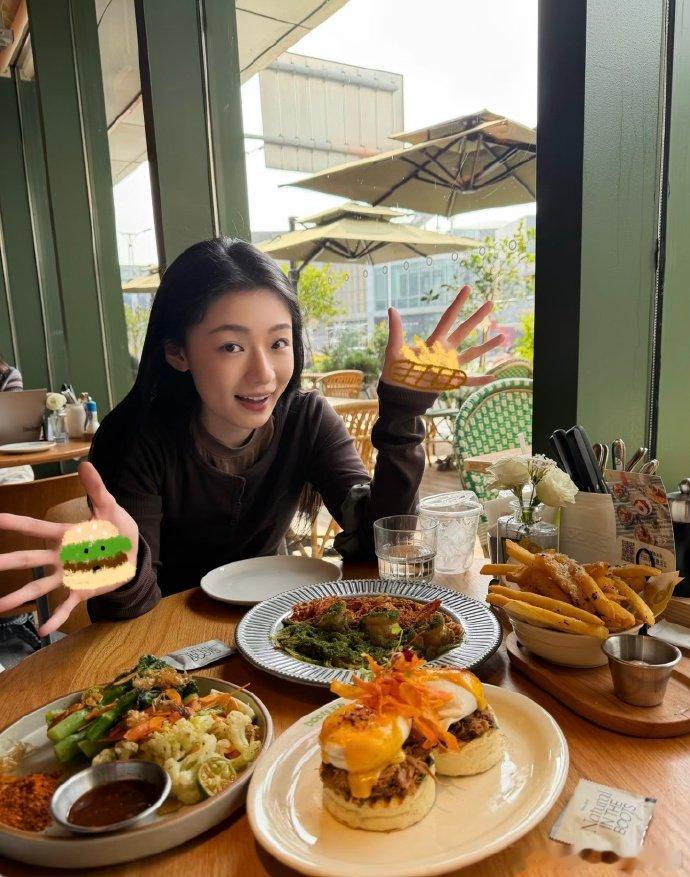 王和正剧赛道严选从《狗剩快跑》的杏儿让人意难平，到后来几部正剧角色，王和真的一步