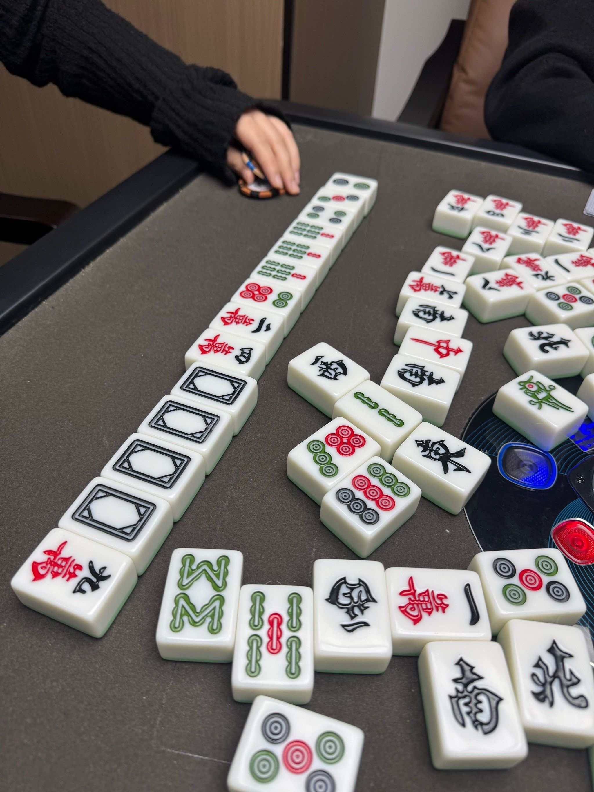 打麻将遇“牌友”设局，9天被骗7万余元，四名嫌疑人全获刑。广东一麻将诈骗案引发关