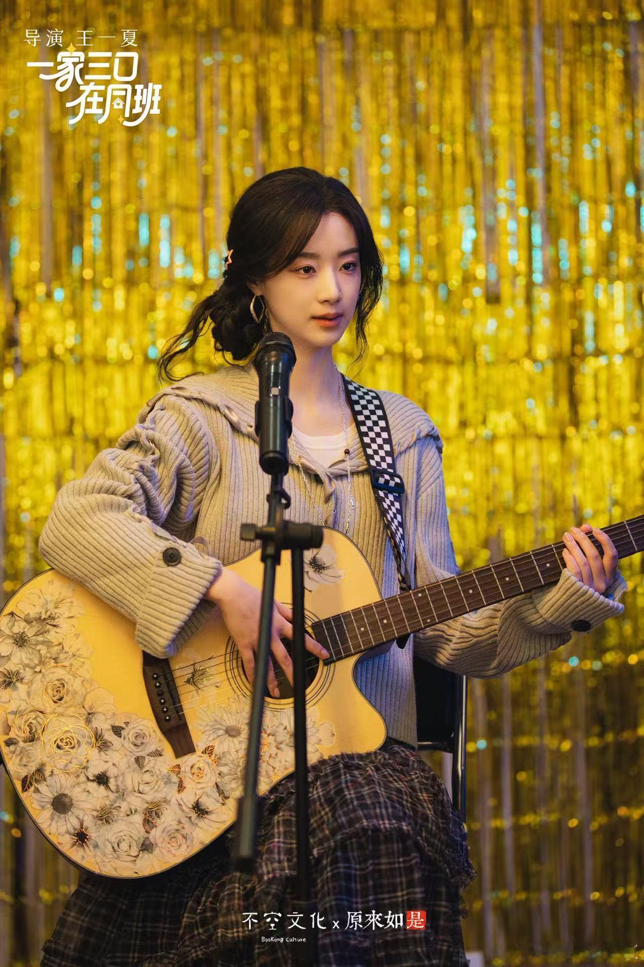 短剧继续卷内容的当下长剧该何去何从 看到短剧《一家三口在同班》这么火，长剧该反思