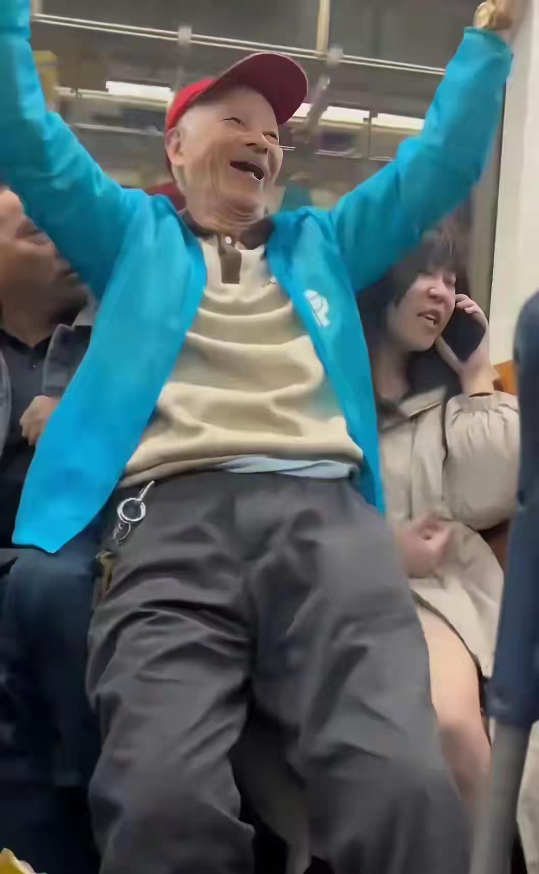 上海地铁上80多岁老人非要坐女孩身上，即使有人让座位也不去坐，边上的男乘客看不下