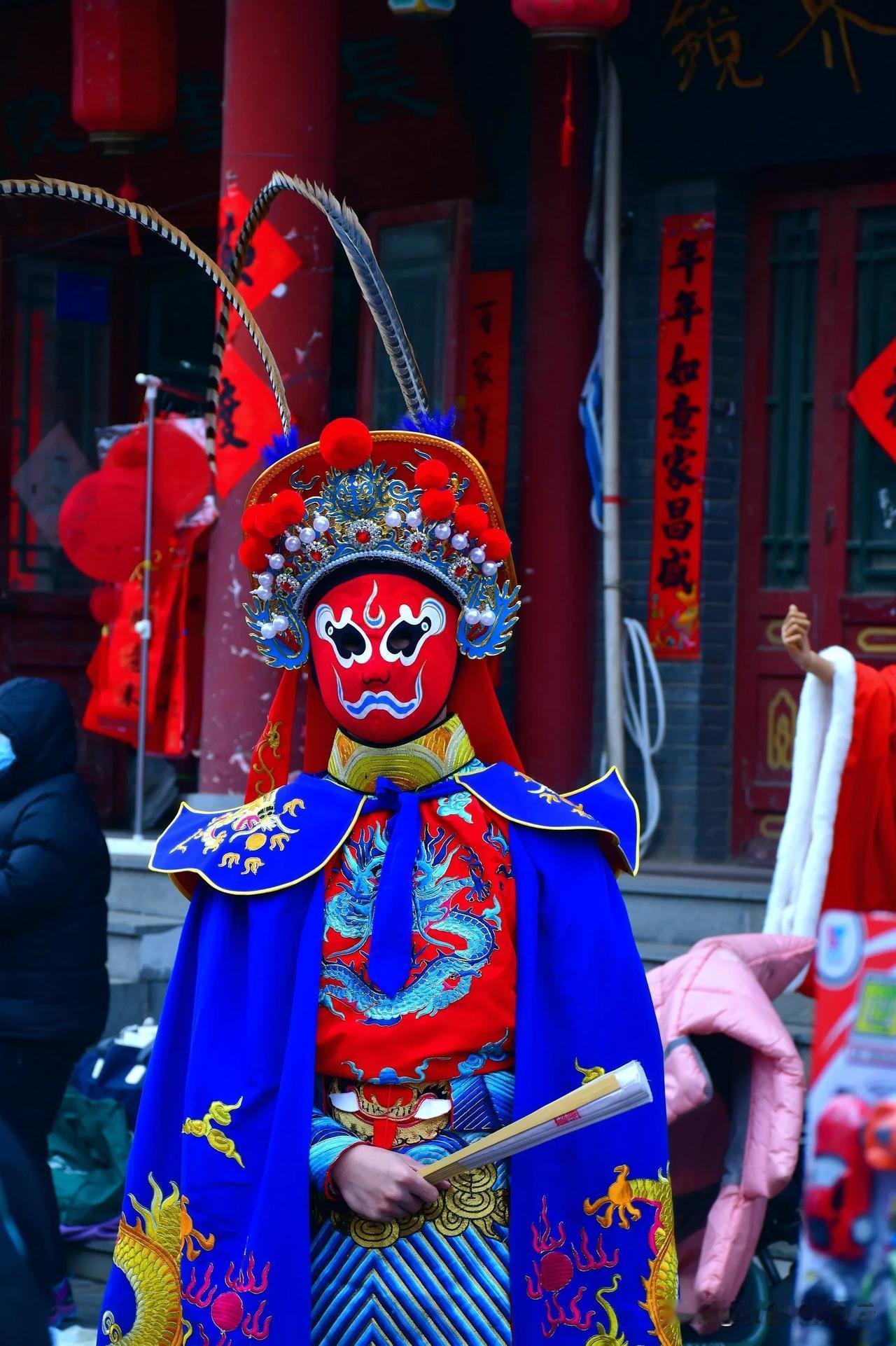 邢台年，傲嘞怪。大年初三，邢州古城清风楼下看民俗表演，这里人山人海，锣鼓喧天，年