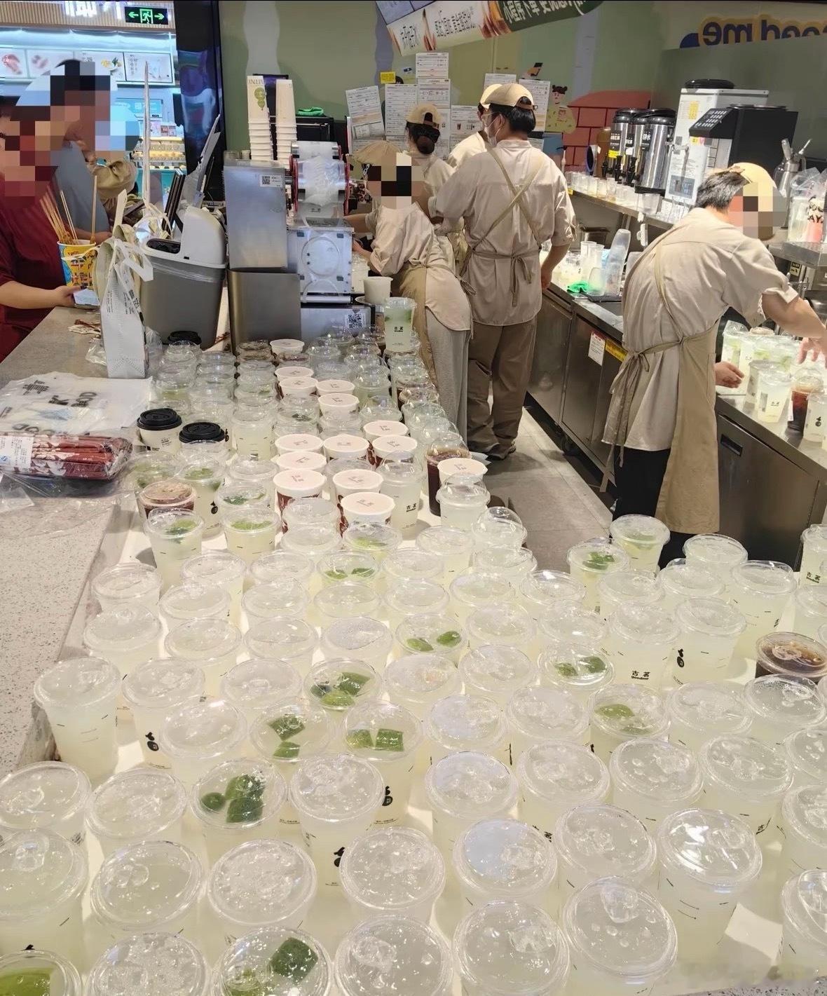外卖大战再升级，这次免费奶茶真薅到手软了。这两天，外卖界可以说是“战火纷飞”，美