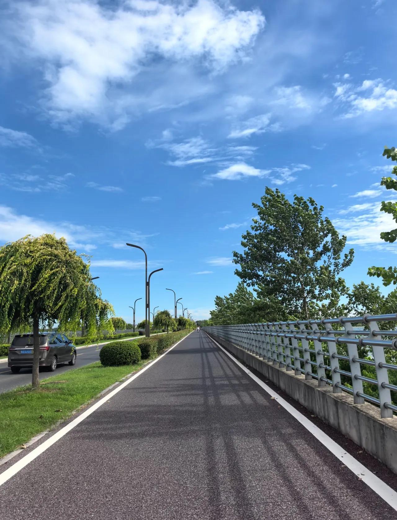 原本好好的家，说分就分了！老张离婚后自己带着三个孩子过，前妻头也不回地走了，说是