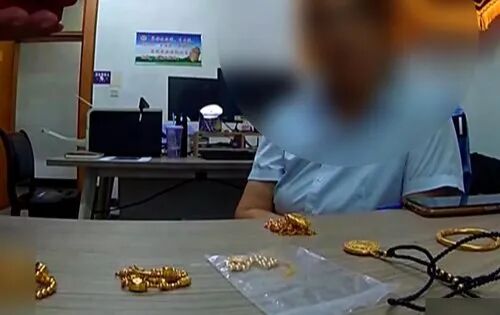 骗子自称“外地军人”主动添加好友，女子拎20万黄金赴约！民警蹲守两小时拦下时，她竟怪民警破坏“发财机