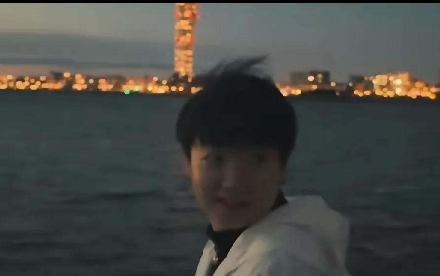 追光的莎莎✨
 
瑞典大满贯夺冠后，孙颖莎说想看看夕阳🌇
 
看！她站在水边，