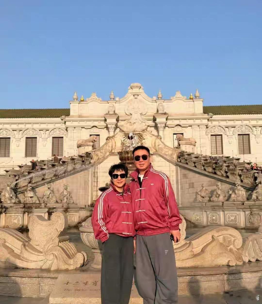 有网友偶遇杨紫的爸妈，发现其穿着与李现同款引发网友们热议，甚至有网友说这是家庭团