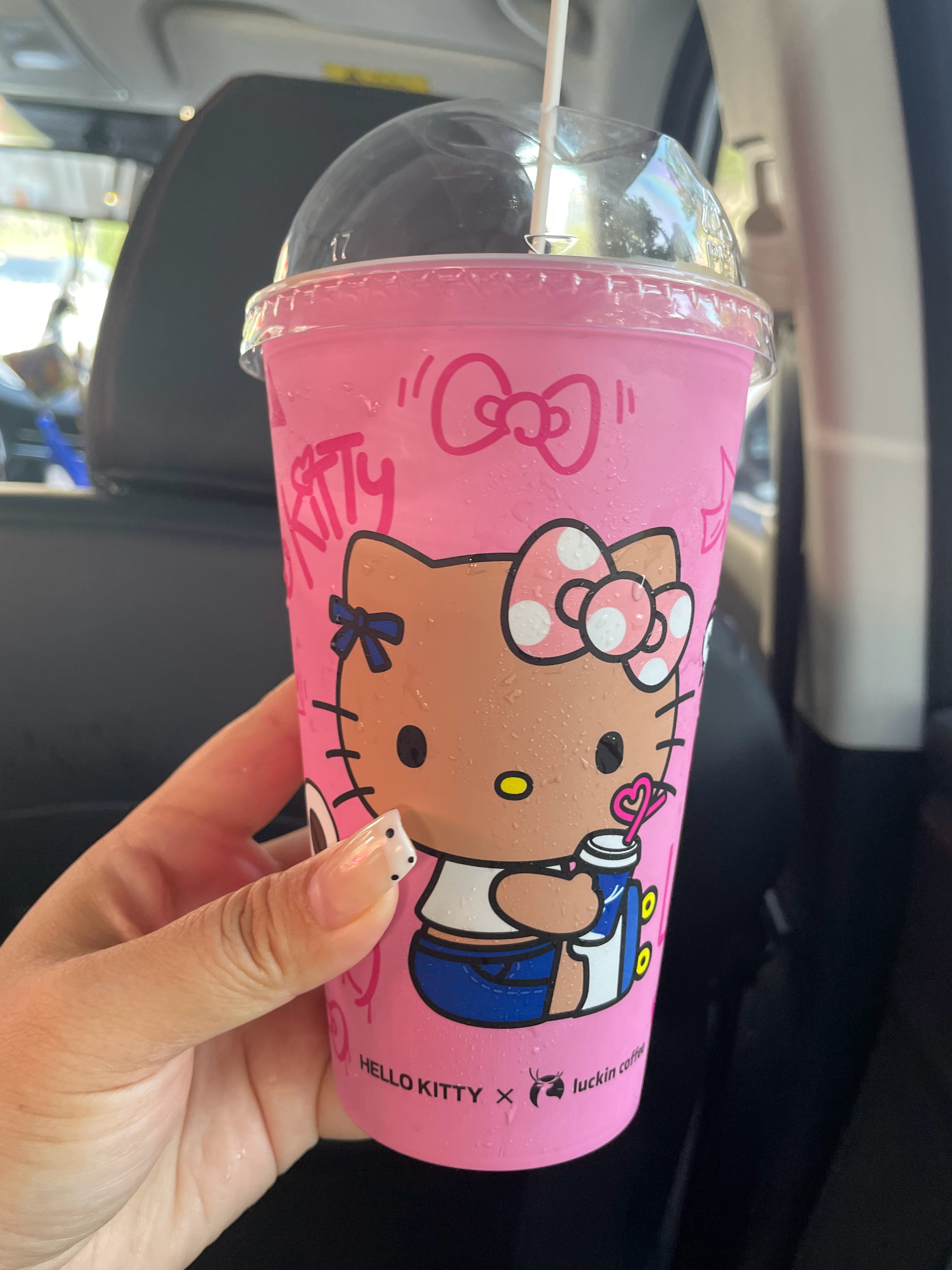 喜欢这个杯子！喜欢HelloKitty！为了配这个杯子，我决定装扮换成Hello