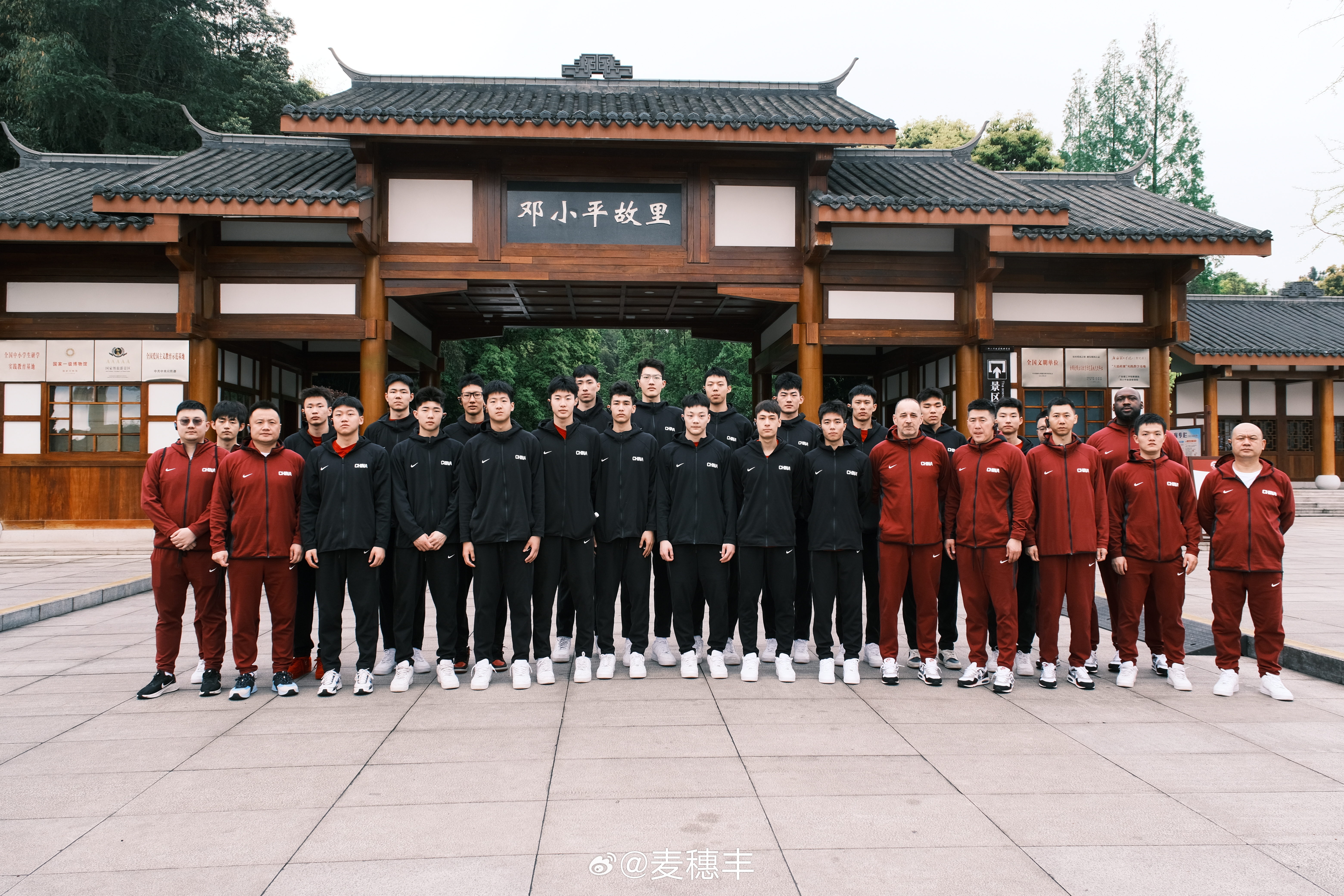 今天上午，即将参加2026年中国国青男篮热身赛（广安站）的中国U18男篮全员走进