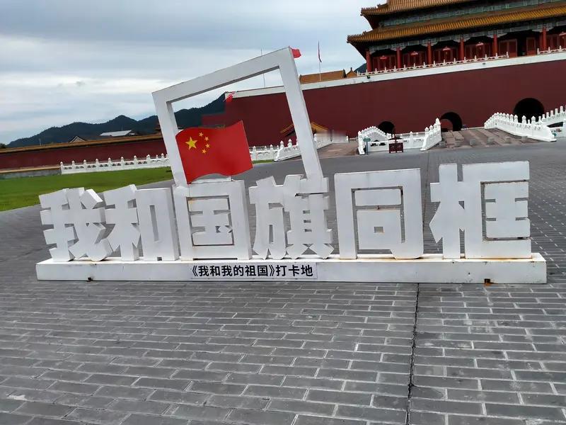 恭迎志愿军烈士遗骸回国


一声长啸彻长空，万语难言不舍情。
应谢苍穹飞热雨，九