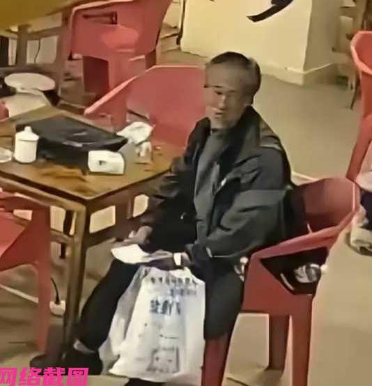 云南昭通有老人自带了一盒冷饭，走进一家饭店内，只是老人没有点菜，而是和老板说能不
