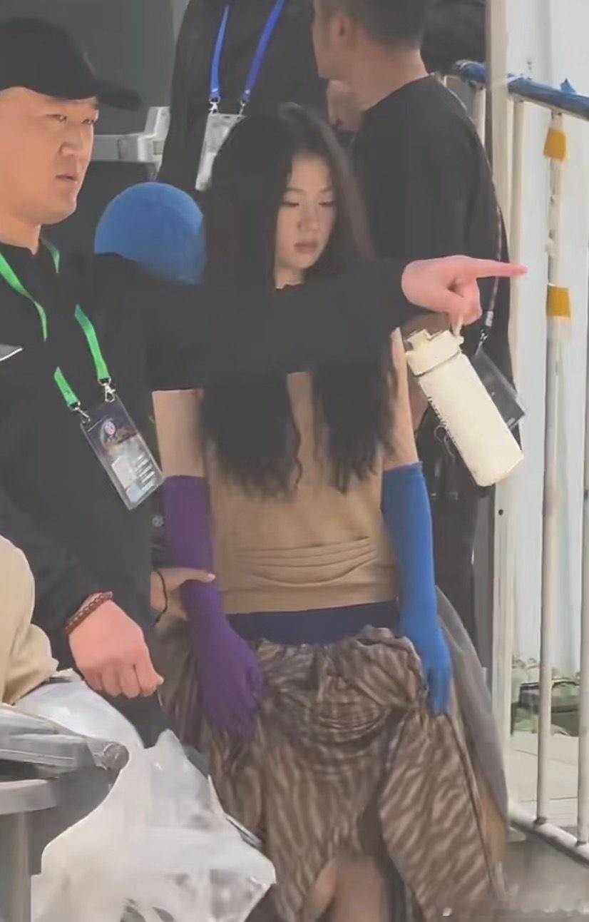单依纯又去做洗碗工了 