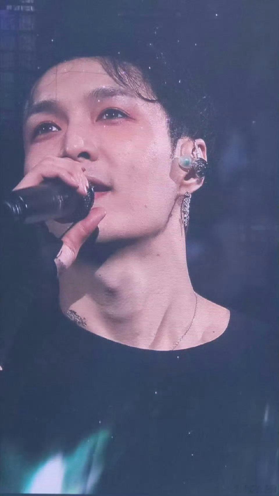 看张艺兴郑州演唱会跳舞，直接被他的舞蹈统治力折服，不言语，却用舞蹈征服了每一个观