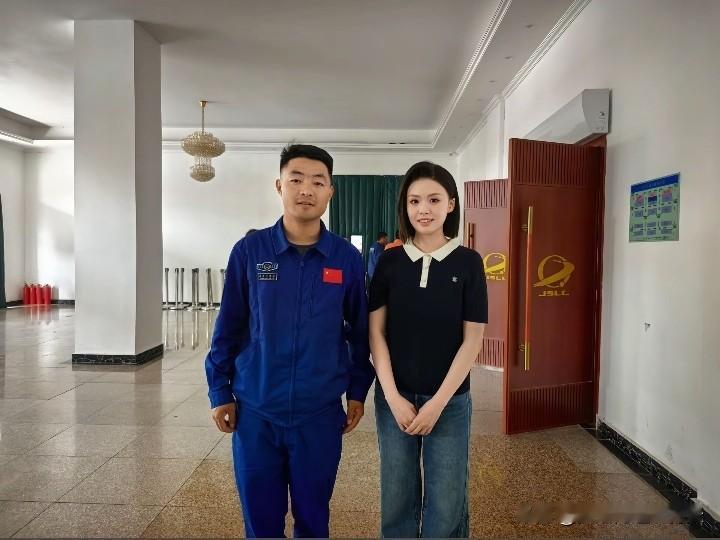 发现没有，徐子尧和粉丝的合影都特别谦逊有礼，她真的一点儿明星的架子都没有。无论去
