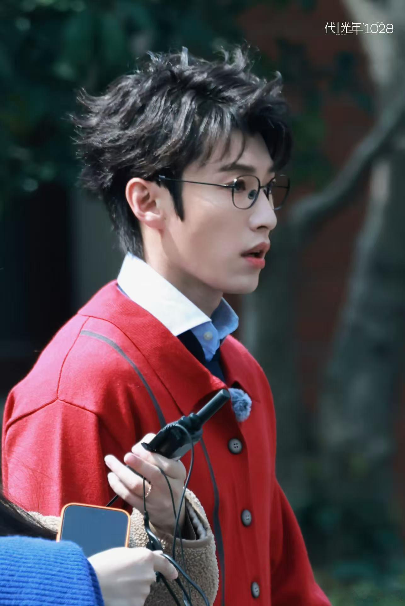 代旭自曝没戏拍时曾当录音师风华合伙人 想象一下他在片场举着话筒的样子，眼里看的是