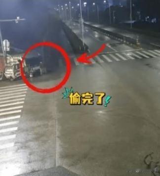 近日上海奉贤发生一件荒诞事：凌晨5点，摊主卞先生发现早餐车被撬、现金和零食全没了