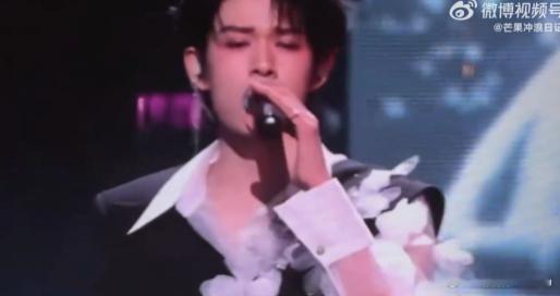 张极转音转强混转头声 我被张极唱英文情歌的魅力深深折服了！转音转得那么自然巧妙，