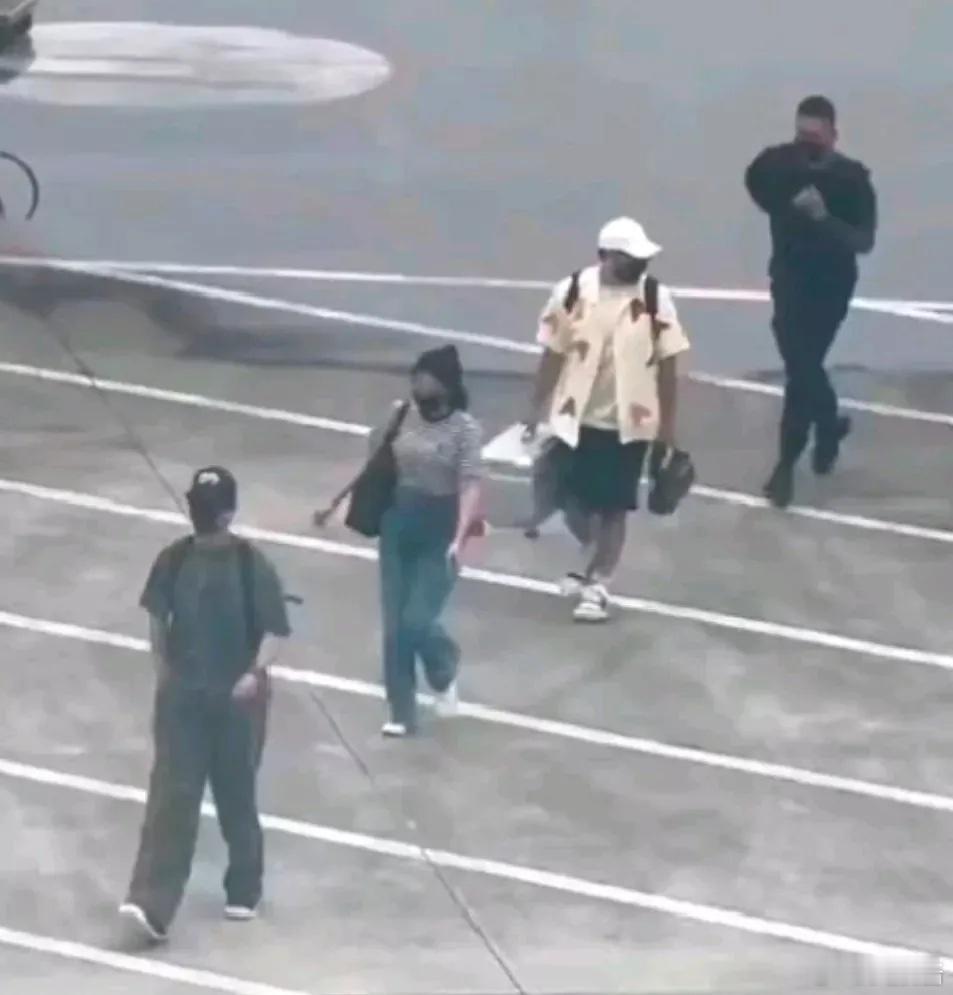 笑不活了，肖战团队走机场好有默契[笑cry]大家整整齐齐的走成了一条线 ​​​