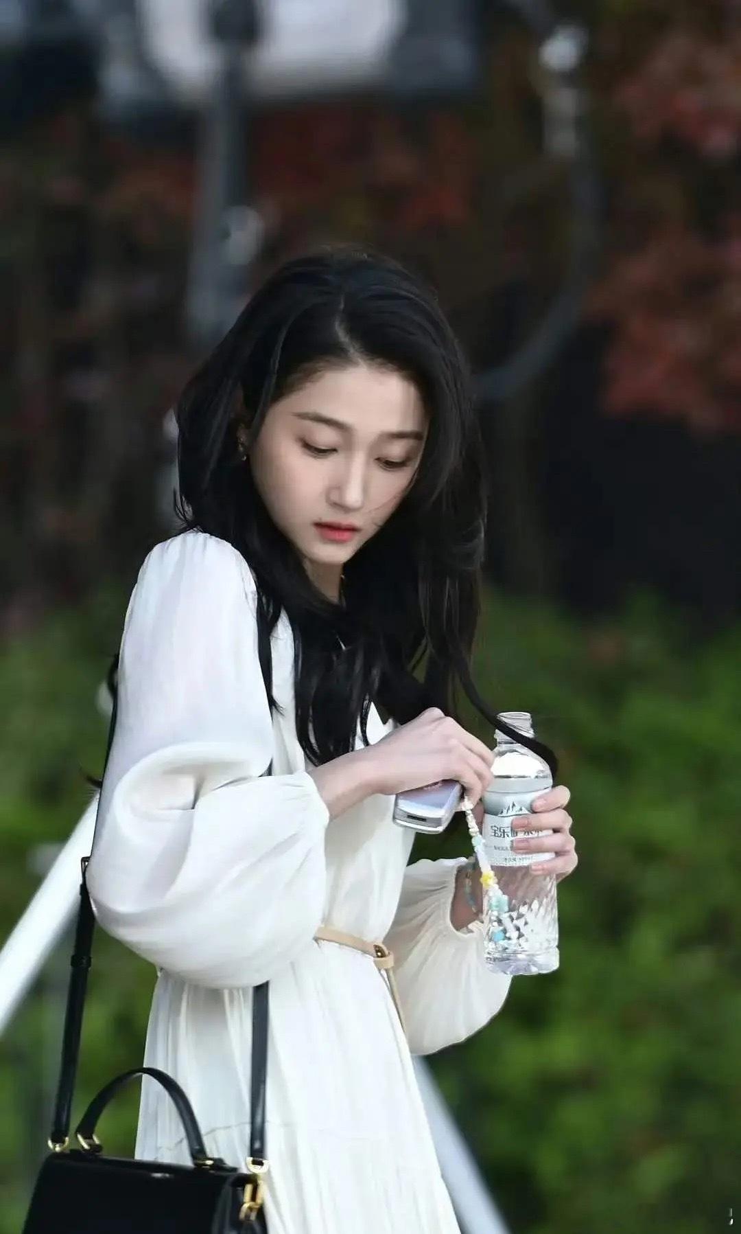 关晓彤最近的路透，是真的状态回归了 
