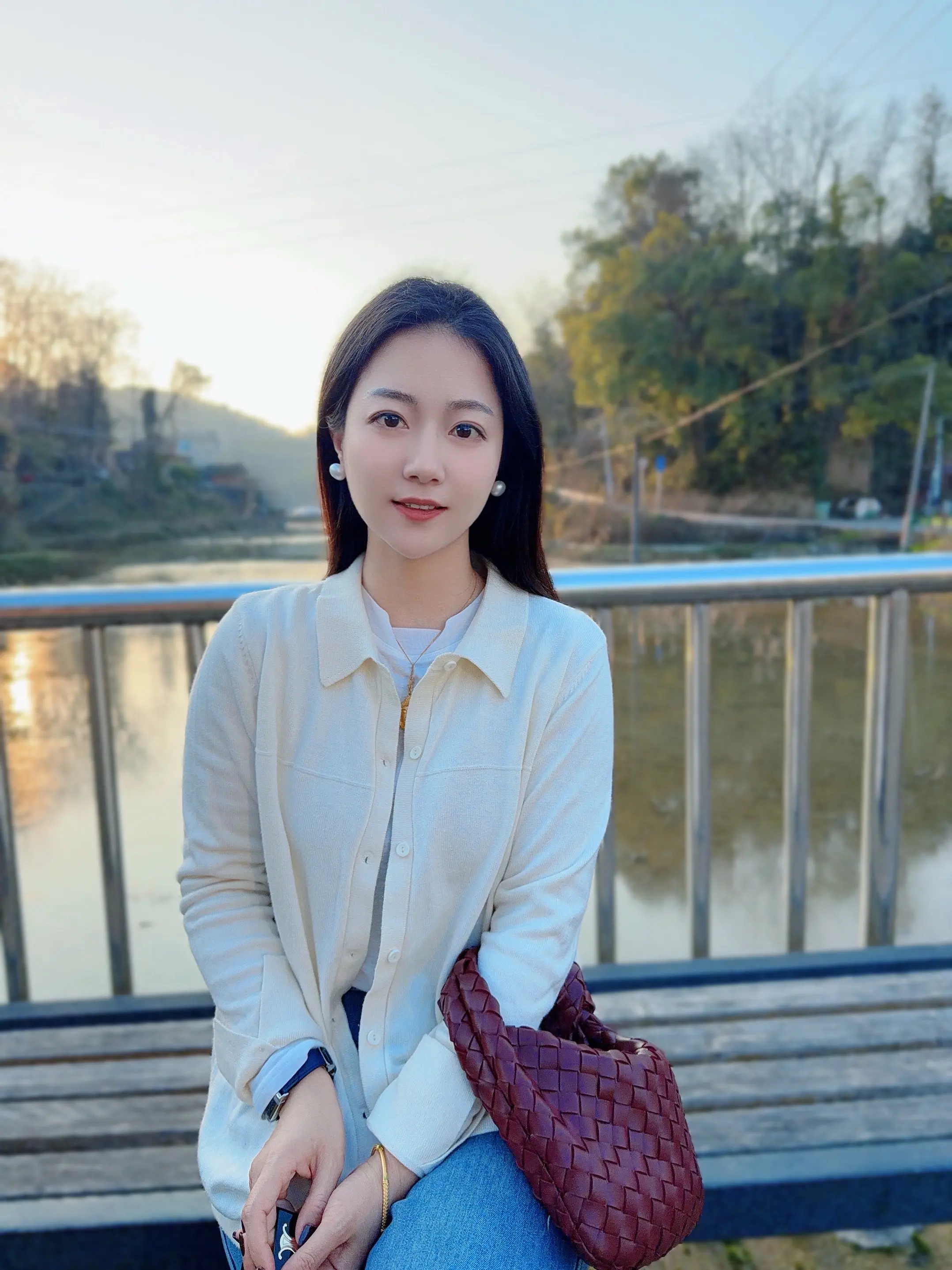 独来独往的男人99%的目前身边不需要朋友，他缺一个女人一个好女人，一个...