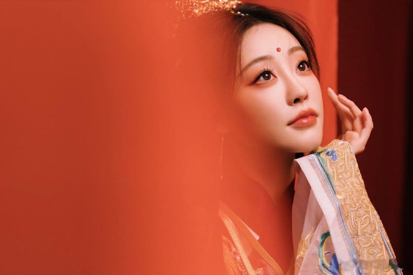 祝绪丹侧脸好美 她的侧颜就如同一幅优美的画卷，从额头到下巴，每一条曲线都宛如精心