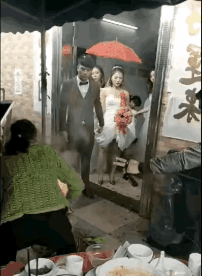 搞这么大火干嘛？看手势是让新人从上面过一圈[捂脸]