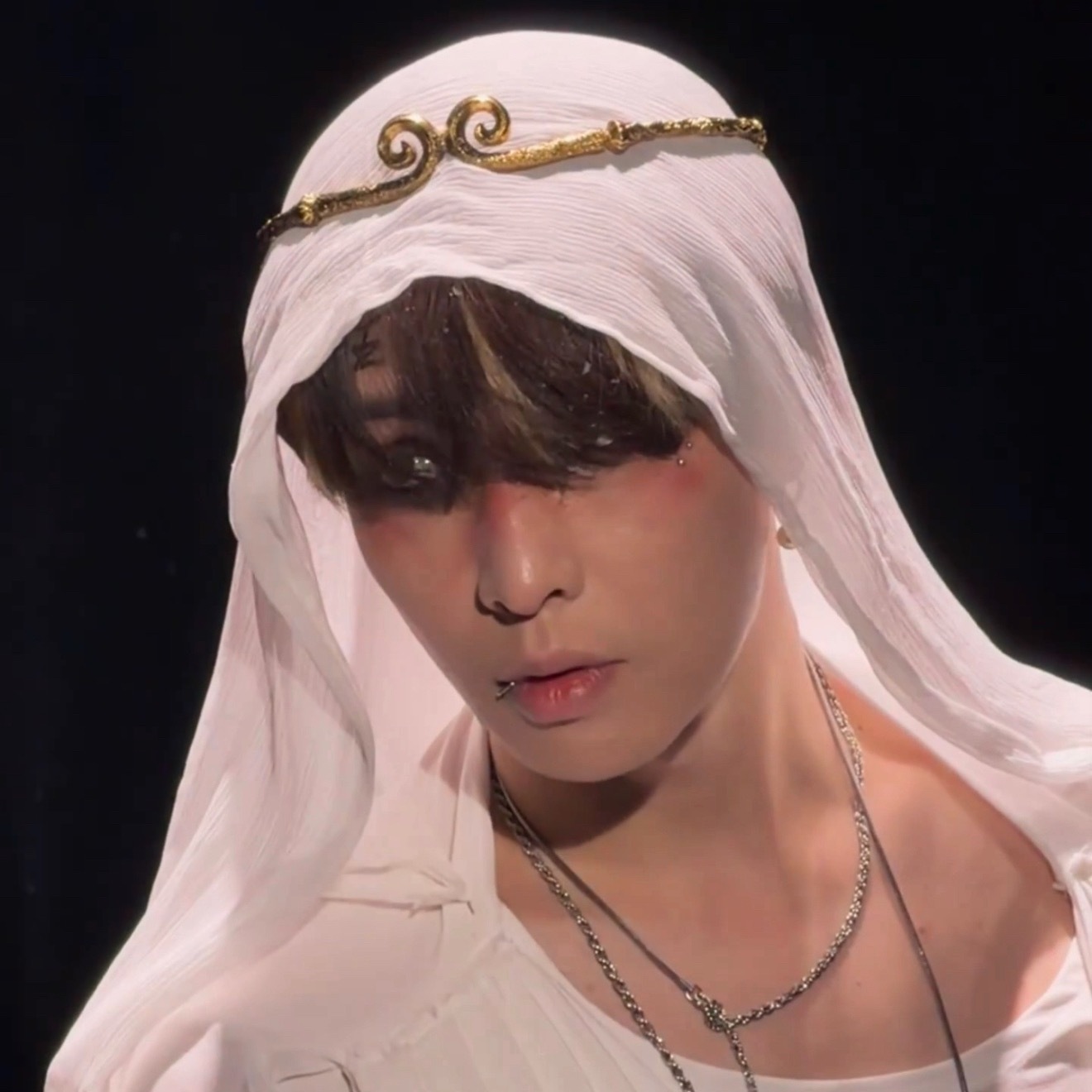 额头上也写了！是“王”吗🤤 