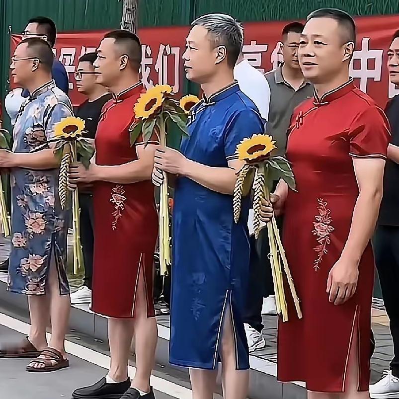 每年高考期间都会出现这样的家长“人妖”！看着很不舒服！有关部门应该站出来制止一下