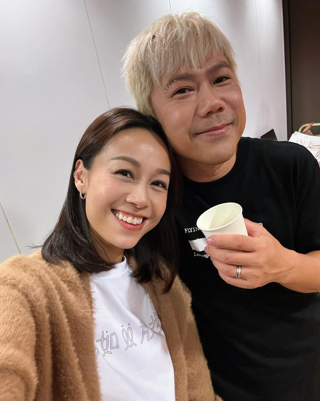 香港著名女星黄心颖和老公合照，感觉他老公也很厉害，一般男人都接受不了这种女人