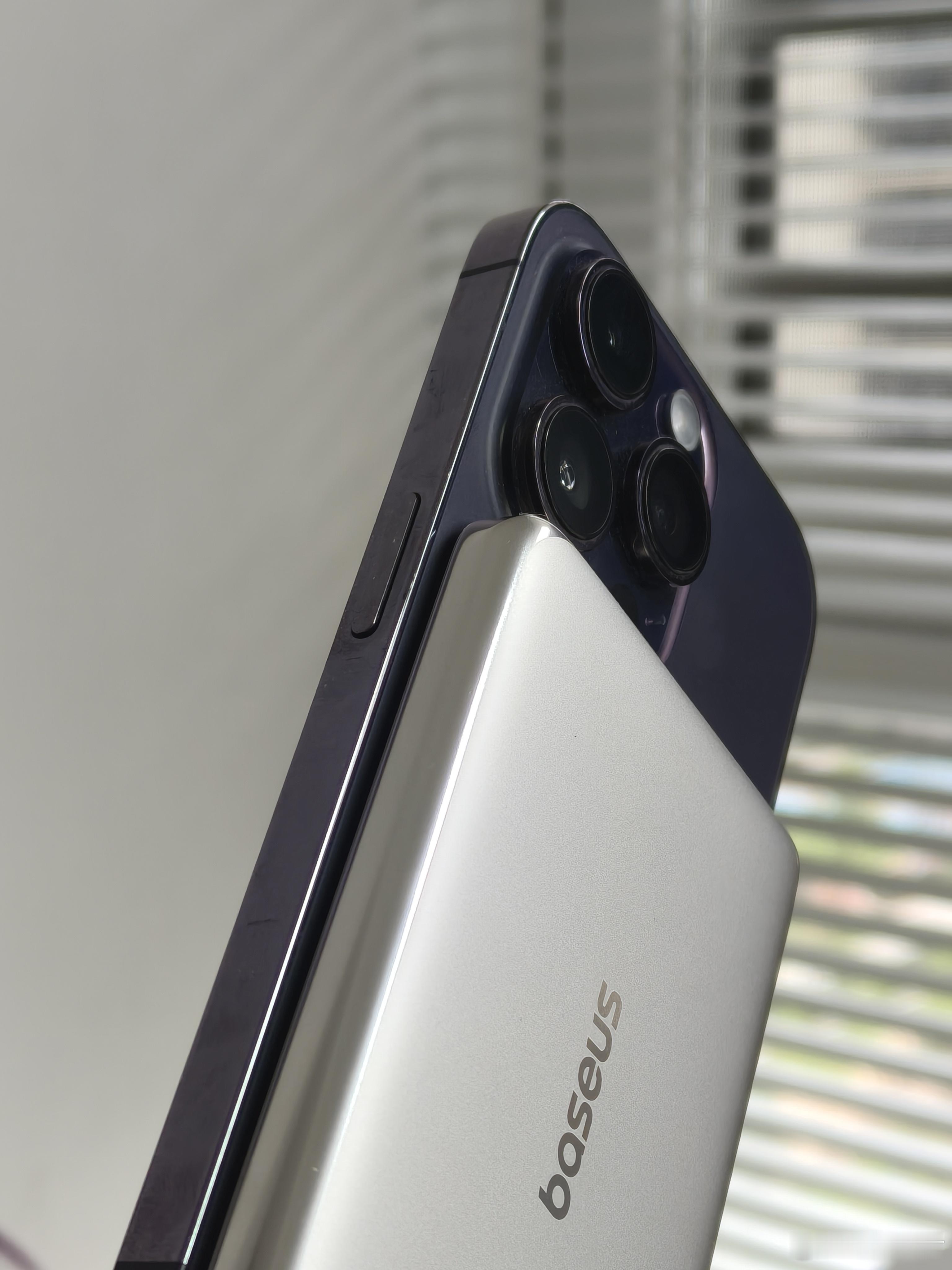 给大家分享个我最近出门必备的好东西：倍思PicoGO卡片磁吸无线充电宝，它极致轻