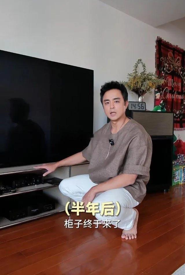 46岁明道上海新家，4万电视柜用昆凌同款二手包换，15万沙发却天天坐露营椅，网友