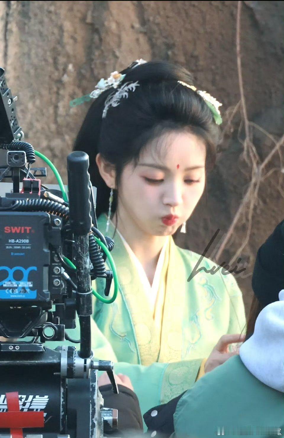 田曦薇被代拍吓到了不要放过魏娆这个反差萌！不要放过这个《嫁金钗》吧 