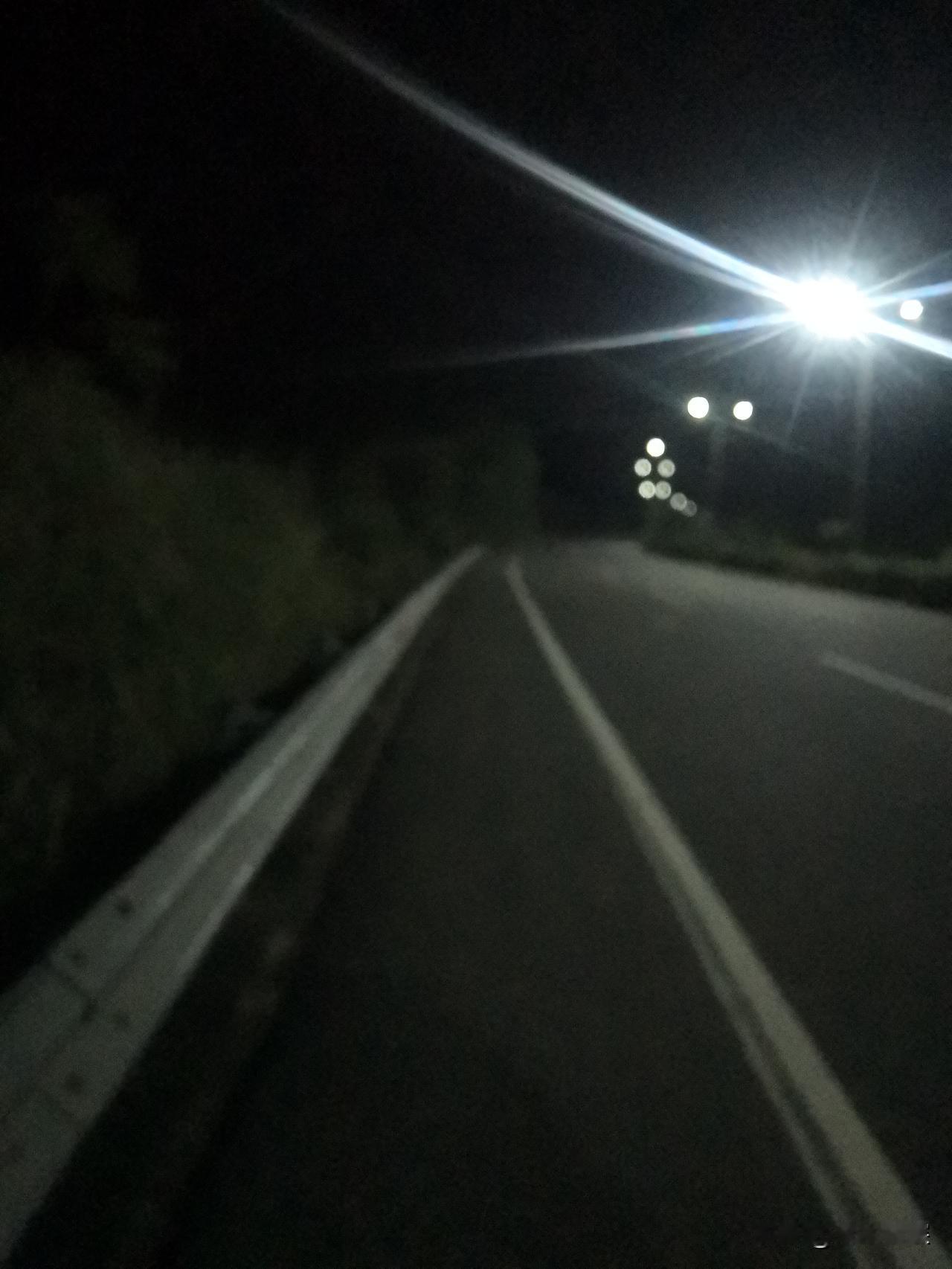 晚上凉快
行驶在成都市金堂大道上面，显得非常凉快，7月的天气只有这么舒坦的感觉，