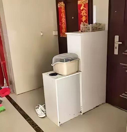 “真闹心！”一女子看着家门口的空间变小，内心气愤不已。自从新邻居搬来后，就擅自放