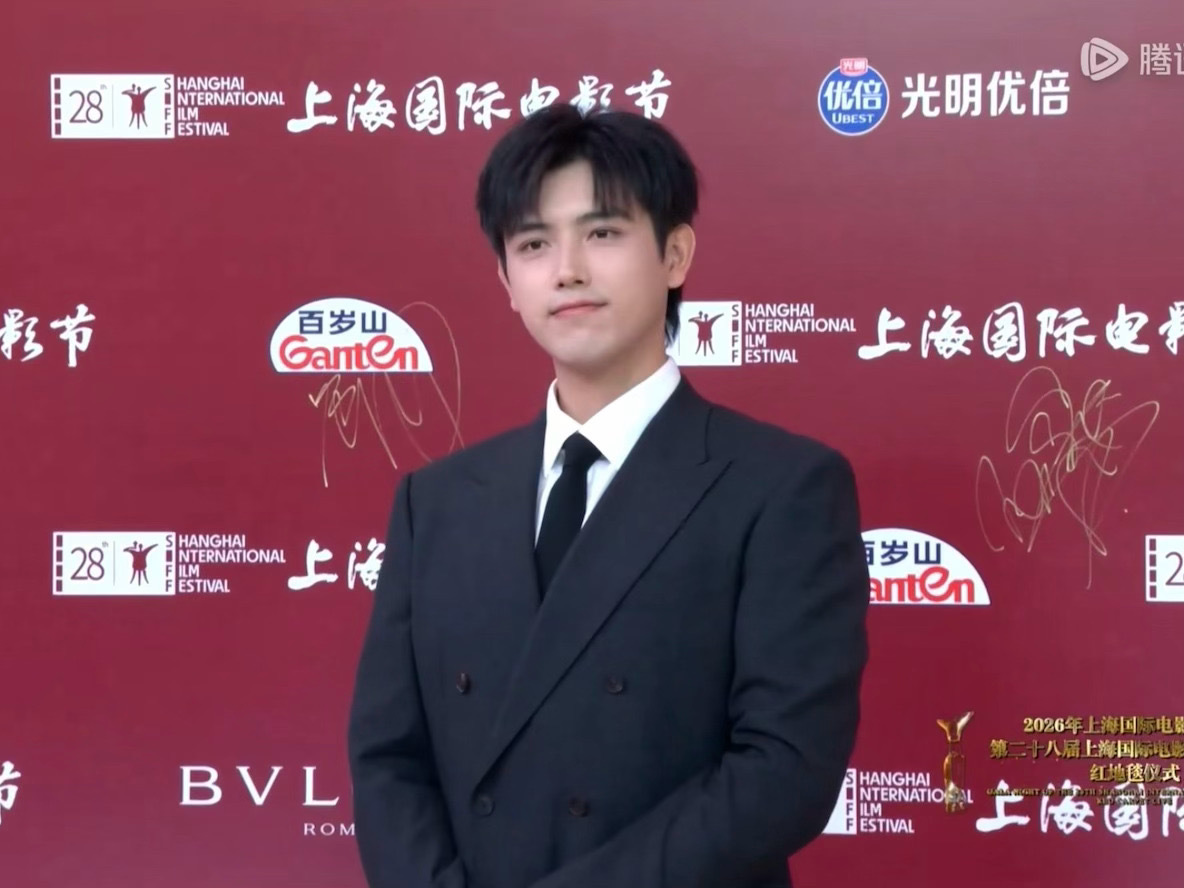 陈飞宇上海国际电影节生图陈飞宇回应入行娱乐圈 陈飞宇上海国际电影节生图：过分帅气